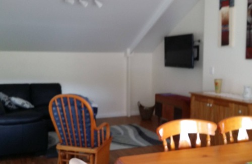Yinnar South House | SCARLET OAK HOMESTEAD RURAL RETREAT ACCOMMODATION