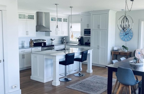 Hampton House | Scenic Getaway - beautiful views, quiet location close to local restaurants!