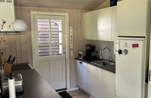 Hoensinge House | Scenic holiday home near child-friendly beach