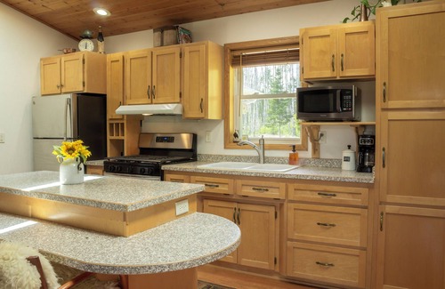Rutledge Cabin | Scenic Kettle River Cabin - Hike, Sauna, Kayaks & More-Your Next Retreat Awaits!