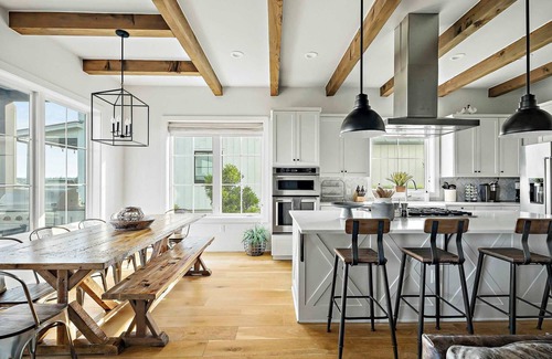 Spicewood House | Scenic Lake Travis Farmhouse | Pickleball | BBQ