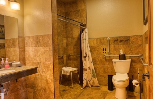 Yankton Cabin | Scenic Lodge- Lewis and Clark Resort