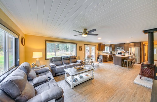 Priest River House | Scenic Priest Lake Vacation Rental: Deck + Views!