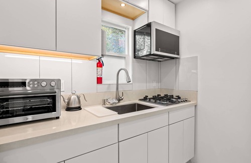 Atwater Village Apartment | Scenic Retreat With Deck Stunning Views in LA