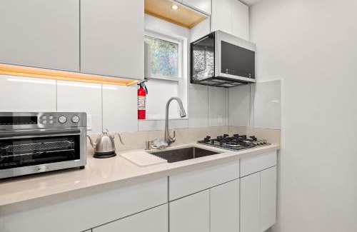 Atwater Village Apartment | Scenic Retreat with Deck & Stunning Views in LA