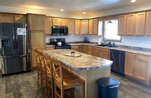 Eminence House | Scenic Riverways Retreat + Bunkhouse – Perfect for Families & Groups