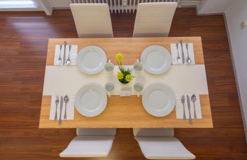 Lampertheim Apartment | Schöne 2 Zimmerwohnung mit UHD-TV, großem Balkon und Hängematte