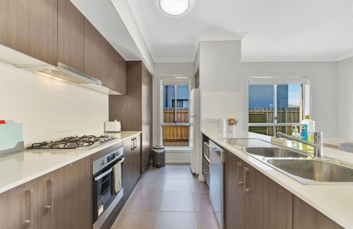 Schofields House | Schofields 4Bedroom House -Parking & Cooking