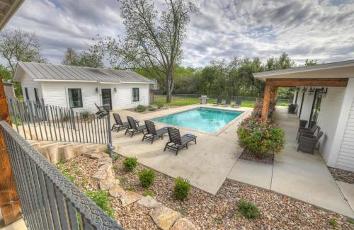 Fredericksburg House | Schubert Inn Combo with Pool