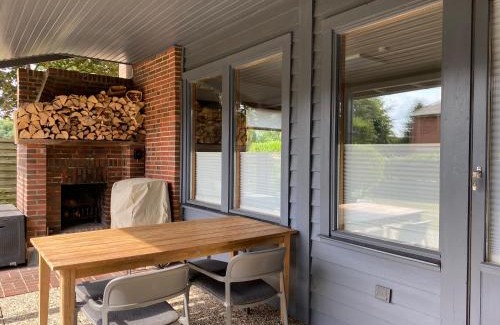 Tensbuttel House | Schwedenhaus mit Holzofen & Außenkamin auf 1400m2