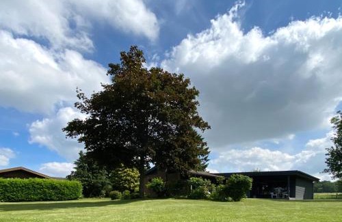 Tensbuttel House | Schwedenhaus mit Holzofen & Außenkamin auf 1400m2
