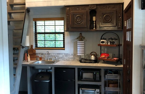 Harlandale Cottage | Schwester Haus Long and short Term Rental Discount Available.