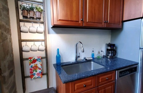 Caroline Apartment | Scottland Yard Farm- Peacock's Perch