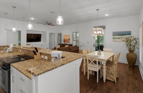 Seacrest House | ⭐Screened Porch~350yds to Beach~Community Pool~Southern Belle