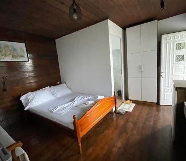 Qazim Pali Apartment | SEA bed and restaurant 1