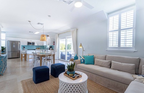 Palm Cay Apartment | Sea Biscuit- Beachfront Community with Pool and Restaurant