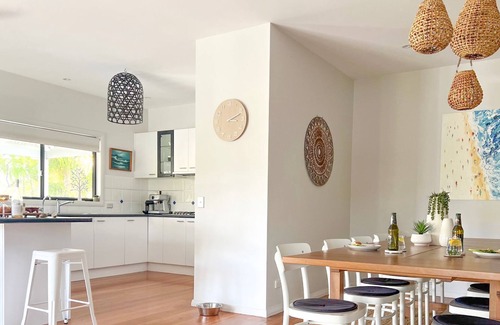 Elizabeth Beach House | Sea Breeze - perfect beach getaway for family, friends and pets