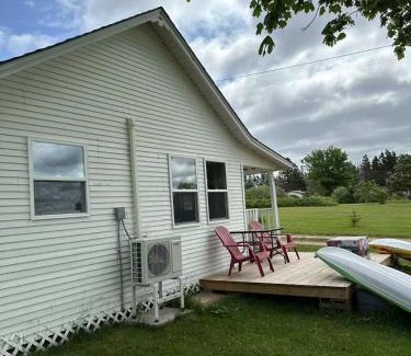 Stanhope Villa | Sea breeze Retreat-3-bedroom watterfront cottage