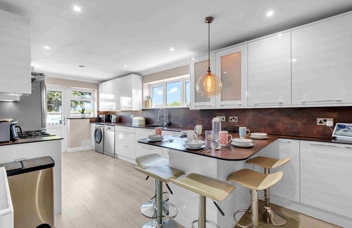 Peacehaven House | Sea Downs House with Free Parking | By My Getaways