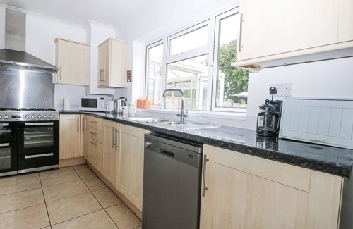 Worthing House | SEA DREAMS, pet friendly, country holiday cottage in Goring-By-Sea