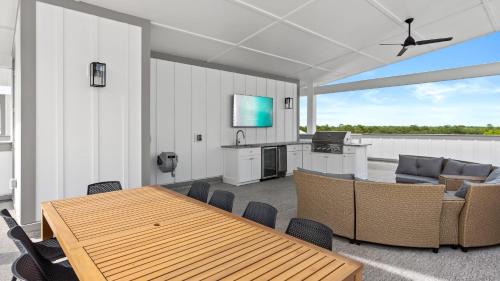 West Panama City Beach House | Sea Dweller by AvantStay Rooftop Spa Gulf View Golf Cart Pool