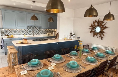 West Looe House | Sea front house.Stunning views, Dog friendly, 100m to beach, Hot Tub.EV Charger