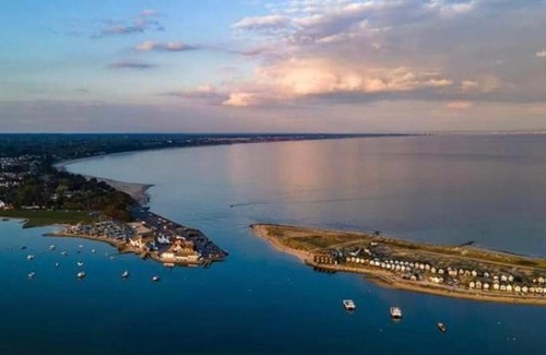 Southbourne Apartment | Sea Gem - 3 bedroom holiday home in Southbourne - 5 mins walk to the beach & 2 mins walk to Southbourne Grove High Street