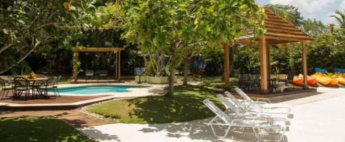 Discovery Bay Villa | Sea Grapes Air-Conditioned 6-Bedroom Home with Cottage