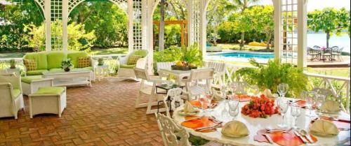 Discovery Bay Villa | Sea Grapes Air-Conditioned 6-Bedroom Home with Cottage