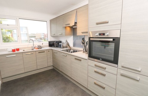 Rustington Cottage | SEA HOUSE, character holiday cottage, with a garden in Rustington