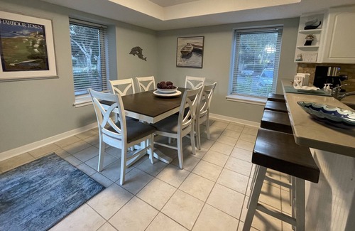 South Beach Villa | Sea Pines- South Beach! 1st Flr with a 4-minute walk to beach & Pickle Balln