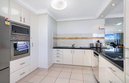 Surfers Paradise Apartment | Sea, Sun, Surfers Paradise and Broadbeach Proximity