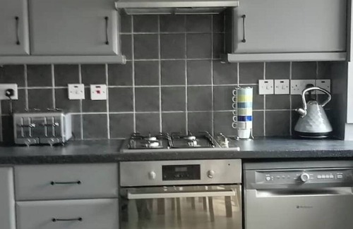 Bangor Apartment | Sea Surf, 2 bedroom, fully equipped ground floor apartment, sleeps 4, in city
