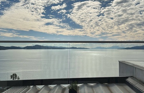 Kodrra Apartment | Sea view penthouse studio. Pet friendly!n2 min from the beach.