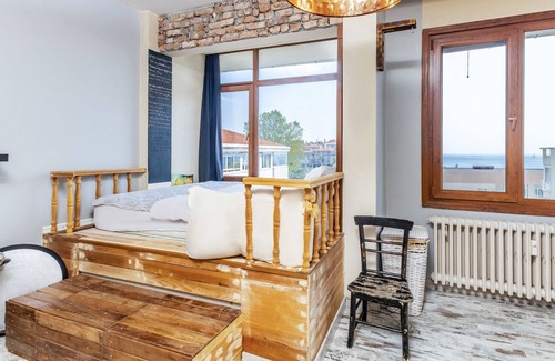 Moda Apartment | Sea-View Retro Feel Flat in the Center of Kadikoy