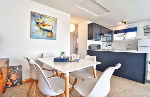 Colchester House | Sea Views & Chic 2-Bed Retreat by the Coast