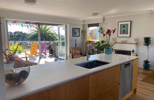 Paekakariki House | Sea views with pool, spa and sauna