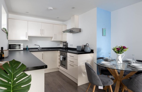 Newquay City Centre Apartment | Seabreeze Newquay 2 min walk to beach, private parking on a quiet road