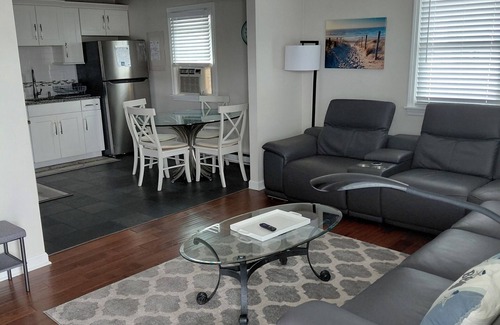 Seabrook Apartment | Seabrook Beach MULTIWEEK/LAST MINUTE DISCOUNT winter rental 12/1-6/15