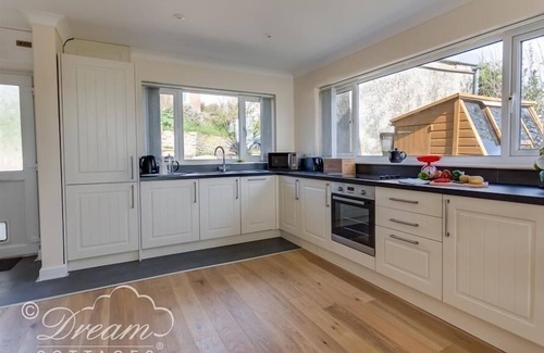 West Bay Cottage | SEACLIFF, pet friendly, country holiday cottage in West Bay