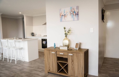 Lakelands House | Seacliffe Cottage by the Sea. Coastal Luxury for the whole family! Beach life!