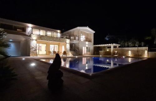 Sea Caves Villa | Seafront 5 Bedroom Villa Paradise in Sea Caves