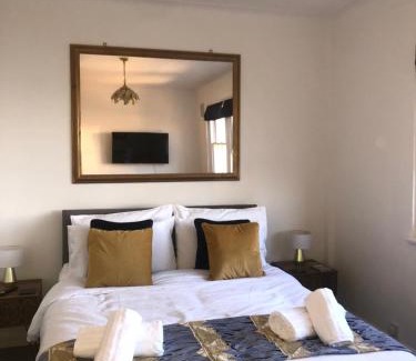 Seafront Apartment | SEAFRONT SANCTUARY Beautiful Art Deco Apartment with Stunning City & Sea Views