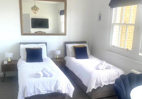 Seafront Apartment | SEAFRONT SANCTUARY Beautiful Art Deco Apartment with Stunning City & Sea Views