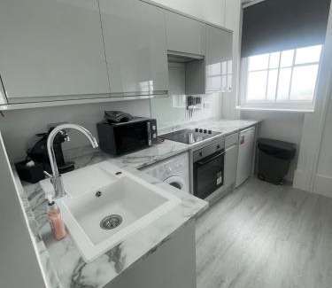 South Hayling Apartment | Seafront Studio Snug by the Sea - Sea Views