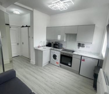 South Hayling Apartment | Seafront Studio Snug by the Sea - Sea Views