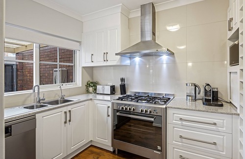 Glenelg South House | Seascape | 3BDR, Luxury, Beach, WiFi & Airport