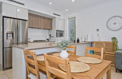 Halls Head House | Seascape Beach House, luxury 3x2, fire pit, enchanted garden, pet friendly, sleeps 8, opp cafe