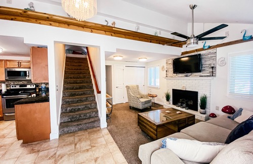 Oak Harbor House | "SEASHELL" 4 Bedroom Home Steps from Lake Erie Sleeps 13