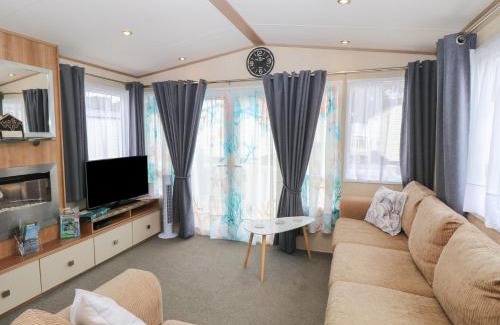 Hopton House | Seashell Lodge, 50 Foxburrow Hang